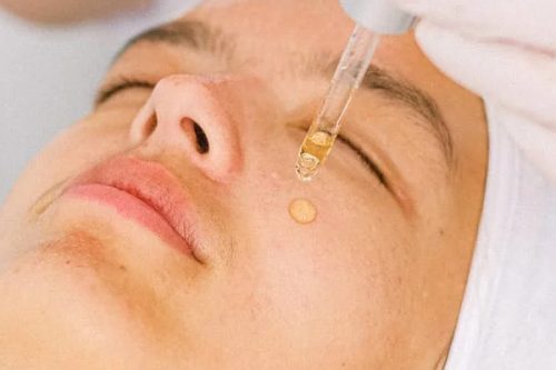 What are the benefits of using a vitamin C serum on my skin?